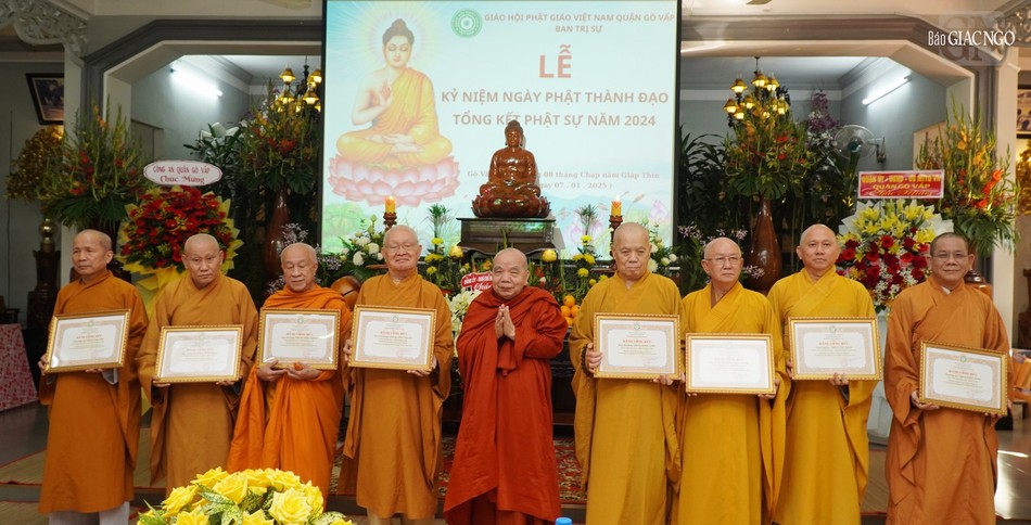 Hòa thượng Thích Thiện Tâm, Phó Chủ tịch Hội đồng Trị sự trao bằng công đức của Ban Trị sự TP.HCM đến các cá nhân Hòa thượng Thích Thiện Tâm, Phó Chủ tịch Hội đồng Trị sự trao bằng công đức của Ban Trị sự TP.HCM đến các cá nhân