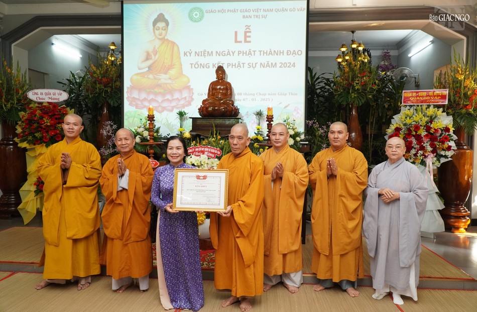 Bà Nguyễn Thị Thu Hoài, Phó Bí thư Thường trực Quận ủy Q.Gò Vấp trao giấy khen đến tập thể Ban Trị sự GHPGVN Q.Gò Vấp Bà Nguyễn Thị Thu Hoài, Phó Bí thư Thường trực Quận ủy Q.Gò Vấp trao giấy khen đến tập thể Ban Trị sự GHPGVN Q.Gò Vấp