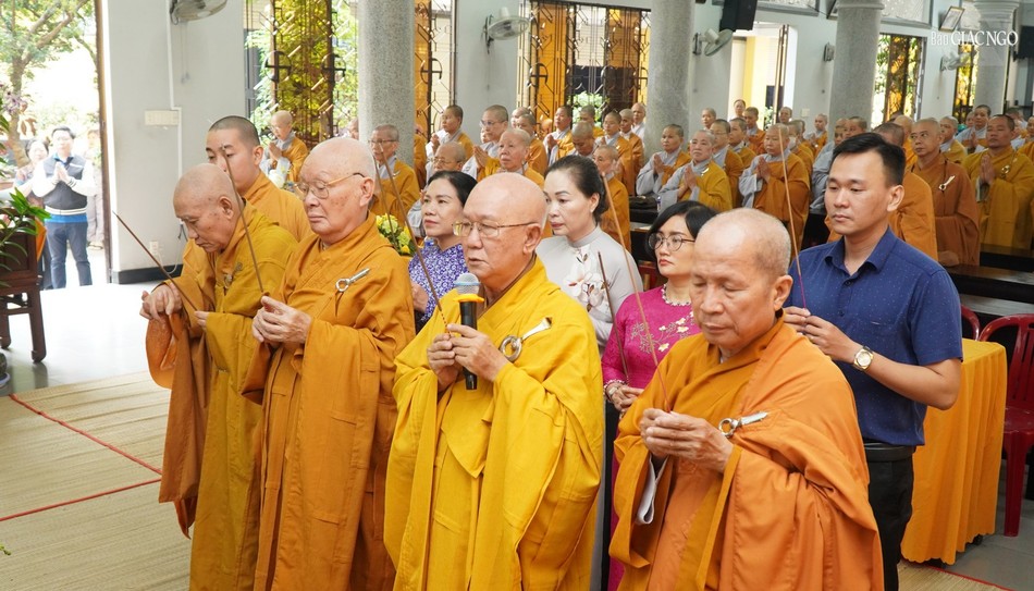 Niêm hương lễ Phật Niêm hương lễ Phật