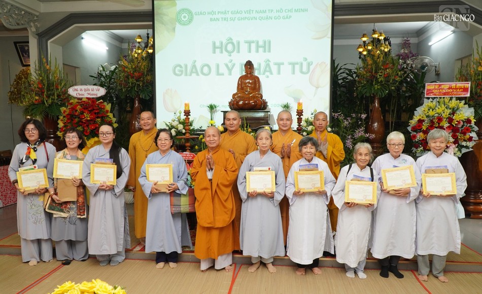 Thượng tọa Thích Giác Tín, Phó ban Trị sự GHPGVN Q.Gò Vấp trao giấy chứng nhận đến Phật tử tham gia Hội thi giáo lý Phật tử năm 2024 Thượng tọa Thích Giác Tín, Phó ban Trị sự GHPGVN Q.Gò Vấp trao giấy chứng nhận đến Phật tử tham gia Hội thi giáo lý Phật tử năm 2024