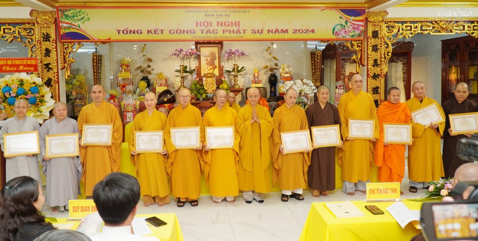 Thượng tọa Thích Thiện Quý trao bằng công đức đến các tập thể