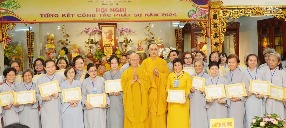 Trao chứng chỉ Hội thi Giáo lý Phật tử