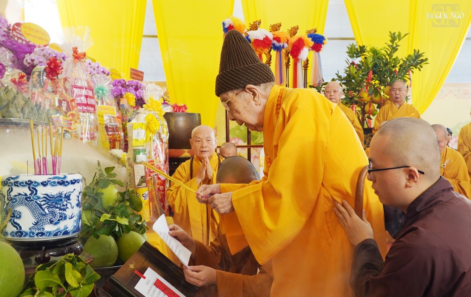 Trưởng lão Hòa thượng Thích Đức Nghiệp, Phó Pháp chủ kiêm Giám luật Hội đồng Chứng minh thắp hương tưởng niệm Trưởng lão Hòa thượng Thích Đức Nghiệp, Phó Pháp chủ kiêm Giám luật Hội đồng Chứng minh thắp hương tưởng niệm