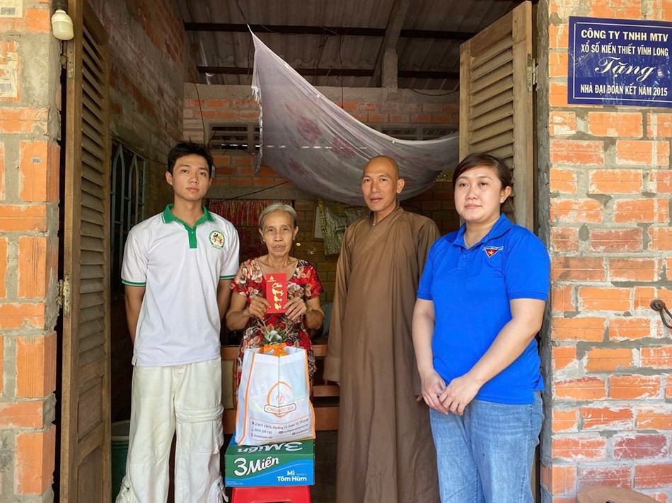 Chùa Bửu Đà với quà "Tết yêu thương" tại Vĩnh Long Chùa Bửu Đà với quà "Tết yêu thương" tại Vĩnh Long