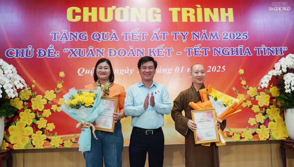 Ông Huỳnh Gia Giang, Chủ tịch Ủy ban MTTQVN Q.3 trao thư tri ân đến chùa Vĩnh Nghiêm và Quỹ Thiện Tâm Ông Huỳnh Gia Giang, Chủ tịch Ủy ban MTTQVN Q.3 trao thư tri ân đến chùa Vĩnh Nghiêm và Quỹ Thiện Tâm
