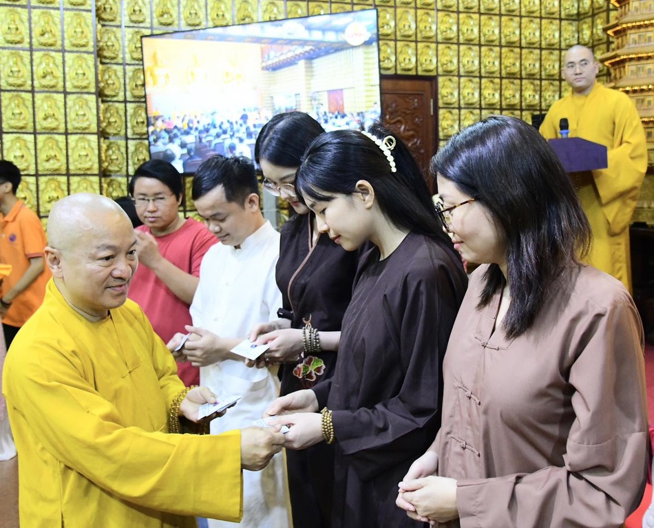 Thượng tọa Thích Nhật Từ trao giấy chứng nhận đăng ký hiến mô tạng và bộ phận cơ thể người đến người đăng ký Thượng tọa Thích Nhật Từ trao giấy chứng nhận đăng ký hiến mô tạng và bộ phận cơ thể người đến người đăng ký