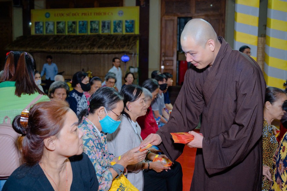 Đại đức Thích Minh Ân lì xì Tết đến người dân