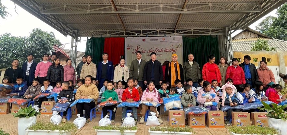Đoàn trao quà Xuân ấm tình thương tại Sơn La Đoàn trao quà Xuân ấm tình thương tại Sơn La