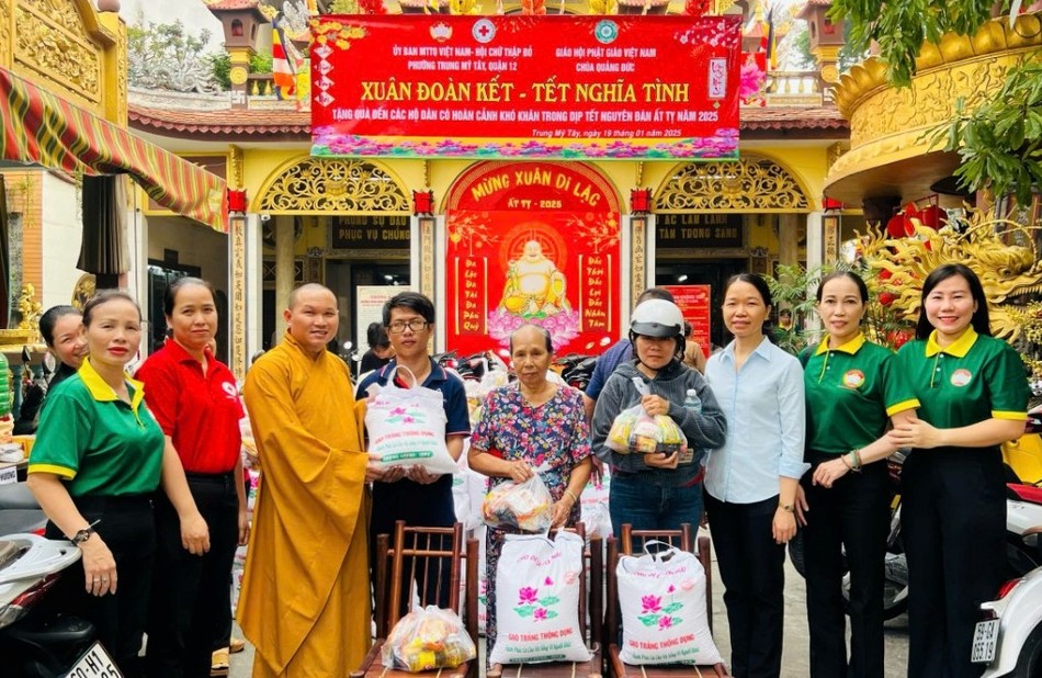 Đại đức Thích Pháp Toàn, trụ trì chùa Quảng Đức, Q.12 trao quà đến người dân Đại đức Thích Pháp Toàn, trụ trì chùa Quảng Đức, Q.12 trao quà đến người dân