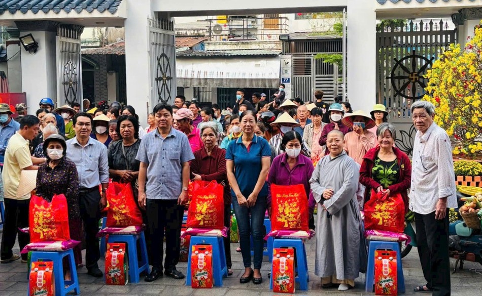 Ni sư Thích nữ Huệ Khánh, trụ trì chùa Phước Thiện, cùng các nhà hảo tâm trao quà Tết đến người dân trên địa bàn Ni sư Thích nữ Huệ Khánh, trụ trì chùa Phước Thiện, cùng các nhà hảo tâm trao quà Tết đến người dân trên địa bàn