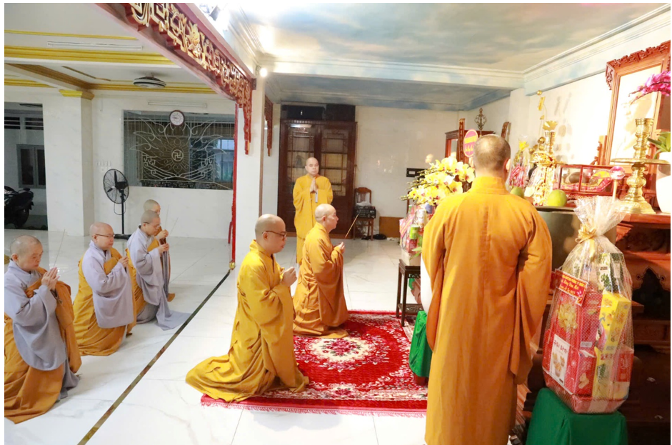 Dâng hương tưởng niệm cố Trưởng lão Hòa thượng Thích Hiển Pháp tại chùa Hưng Phước Dâng hương tưởng niệm cố Trưởng lão Hòa thượng Thích Hiển Pháp tại chùa Hưng Phước