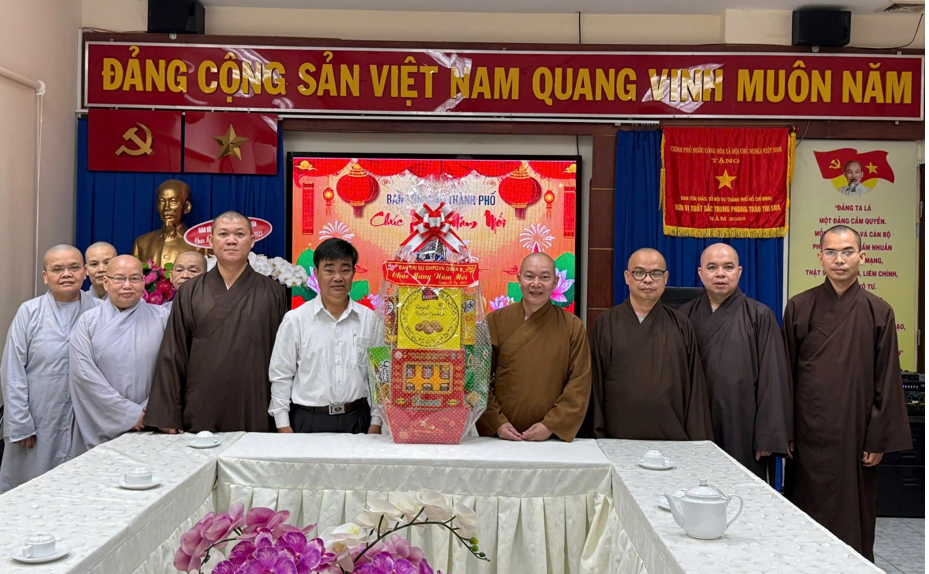 Tặng quà đến Ban Tôn giáo Thành phố Tặng quà đến Ban Tôn giáo Thành phố