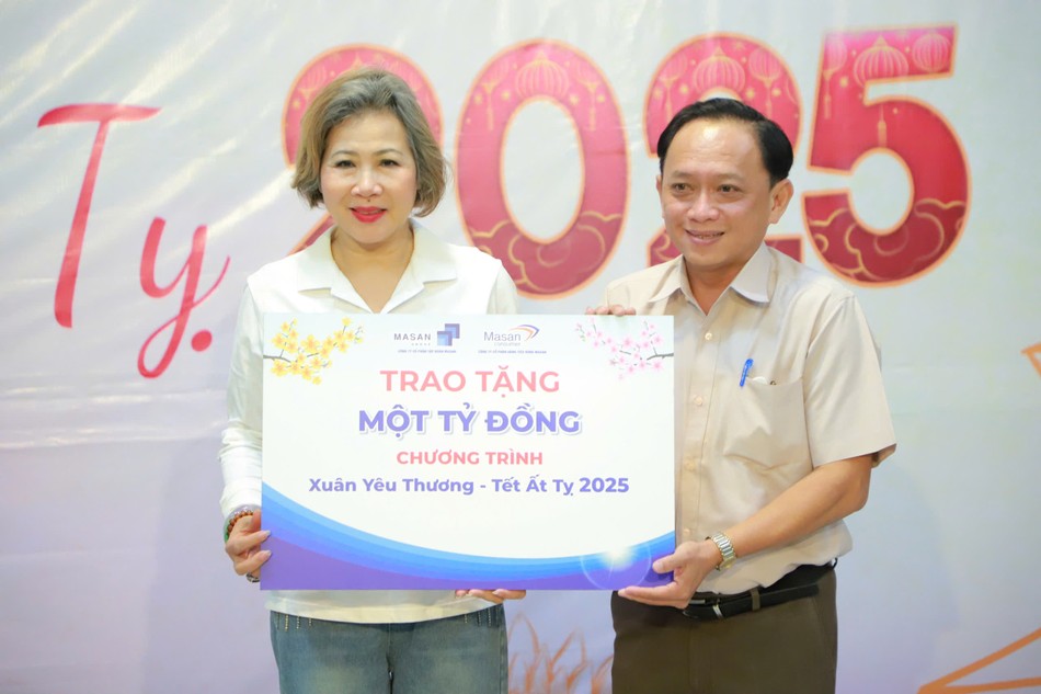 Ông Nguyễn Ngọc Châu, Phó Chủ tịch Ủy ban MTTQVN Q.3 nhận bảng tượng trưng từ đại diện tập đoàn Masan