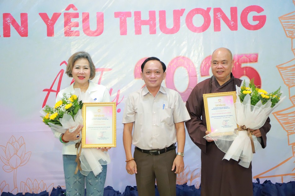 Đại diện Ủy ban MTTQVN Q.3 trao thư cảm ơn đến Ban Kinh tế -Tài chính T.Ư và tập đoàn Masan