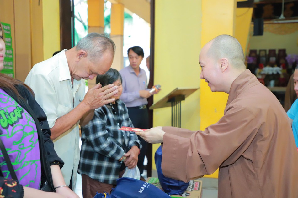 Bà con khó khăn Q.3, Q.Gò Vấp, Q.Bình Thạnh nhận quà Tết