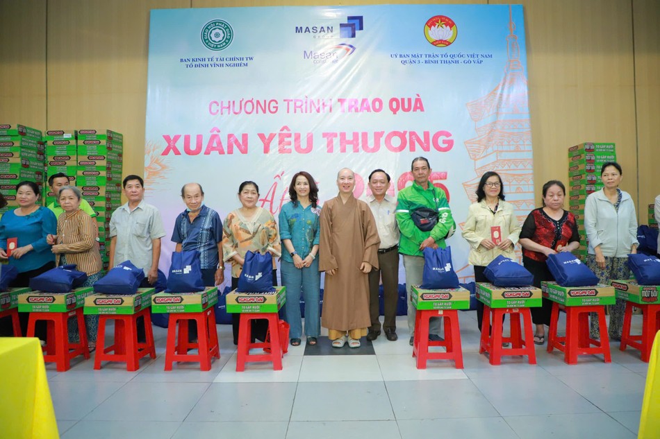 Mỗi phần quà gồm 500 ngàn tiền mặt và các loại nhu yếu phẩm