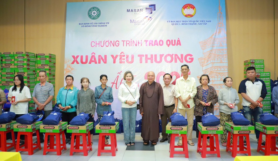 Thượng tọa Thích Thanh Phong trao quà Xuân yêu thương