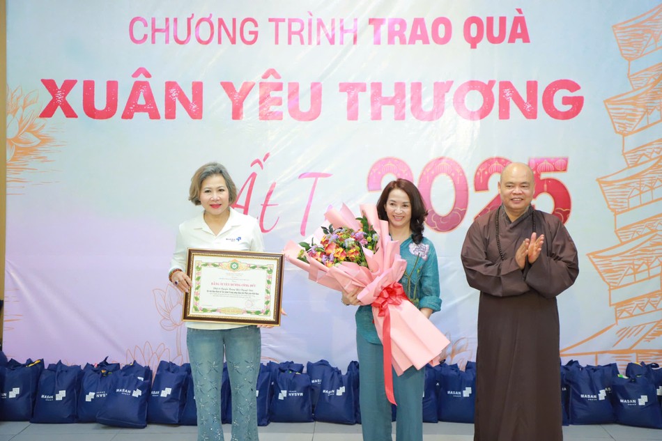 Trao bằng Tuyên dương công đức của Hội đồng Trị sự đến đại diện tập đoàn Masan