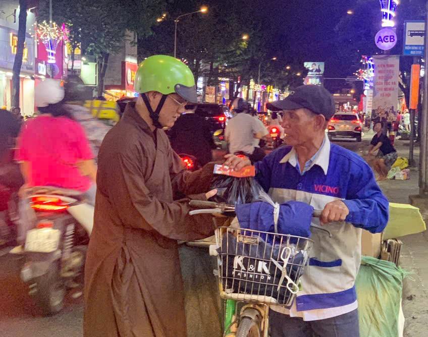 Tặng quà đến cô chú lượm ve chai trên đường Thành phố những ngày cuối năm Tặng quà đến cô chú lượm ve chai trên đường Thành phố những ngày cuối năm