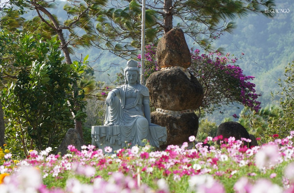 &quot;Đất thiêng ngồi tự tại, khắp chốn bước kiện an&quot;