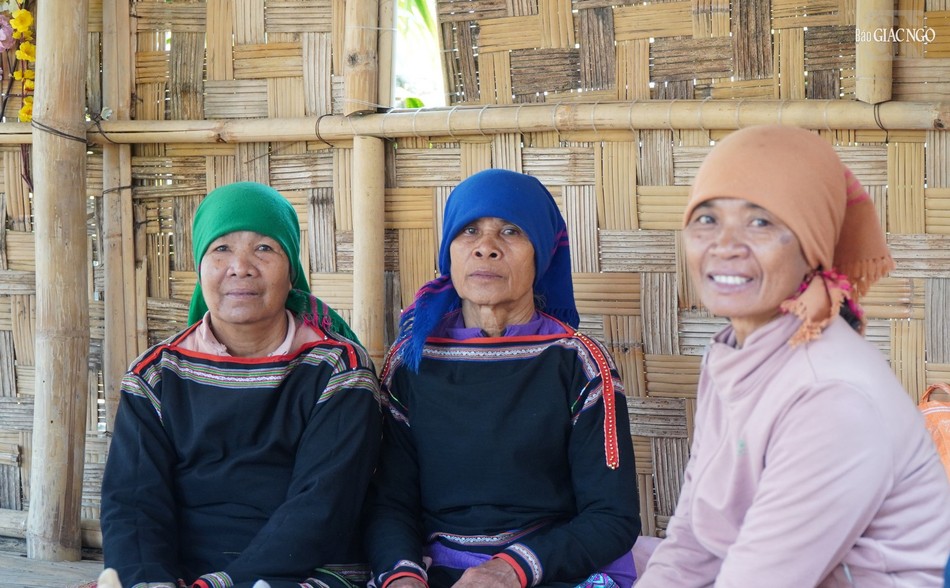 Cùng ngồi trên ngôi nhà sàn truyền thống bên trong sân chùa trò chuyện, chúc Tết