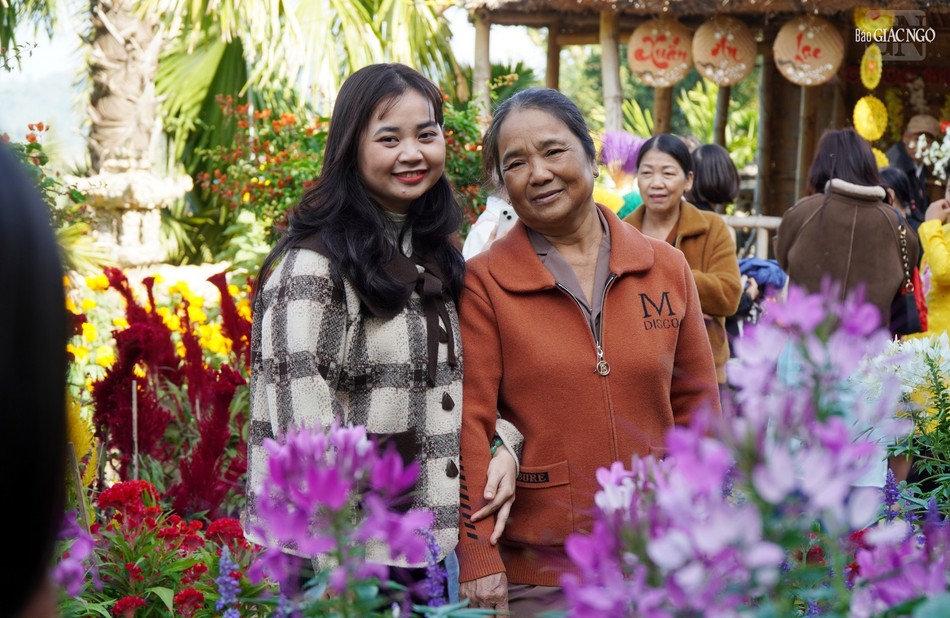 Con gái và má ngày xuân