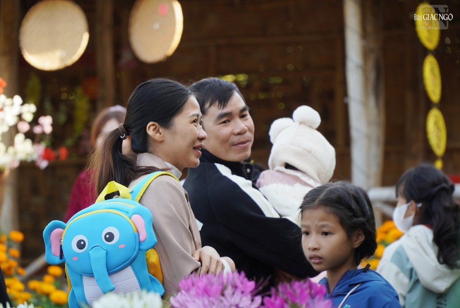 Dù trời lạnh và có nhiều gió, nhưng nhiều gia đình từ sáng sớm đã cho con đến chùa lễ Phật