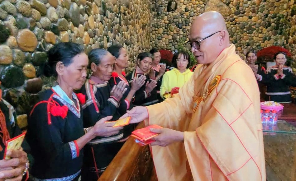 Đại đức Thích Nhuận Độ, trụ trì chùa Quảng Trạch mừng tuổi đến bà con đồng bào dân tộc