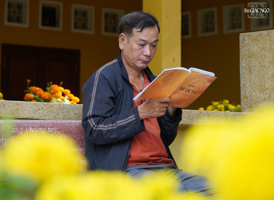 Phật tử ngồi bên ngoài tụng kinh Dược Sư Phật tử ngồi bên ngoài tụng kinh Dược Sư