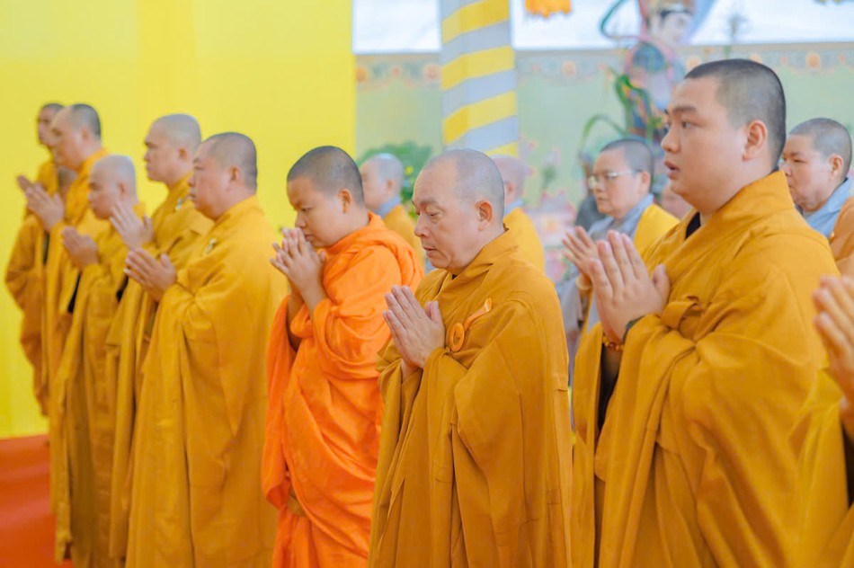 Thượng tọa Thích Thiện Bửu, Trưởng ban Trị sự GHPGVN Q.3 cùng chư tôn đức trong khóa lễ khai đàn Dược Sư đầu năm