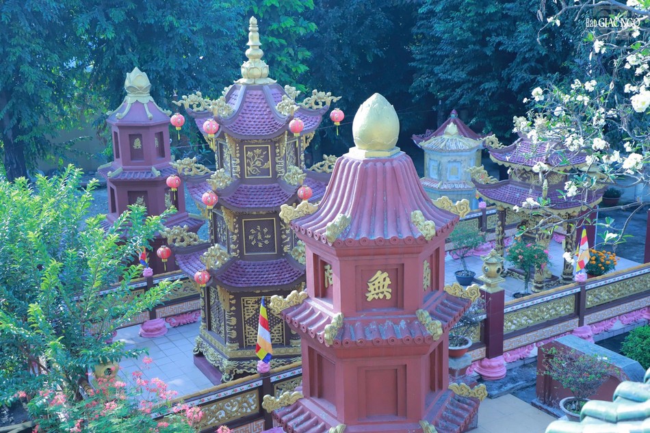 Hiện nay chùa còn khu vườn tháp với các ngôi tháp cổ của chư Tổ: Thiệt Thoại, Tế Lý, Liễu Xuân, Huệ Lưu, Thiện Bửu, Trí Đức và tháp của các ngài kế tự, Tăng chúng