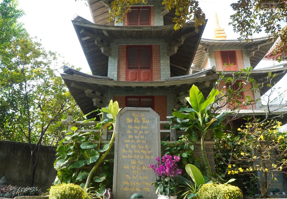 Tu viện Khánh An ban đầu là một am nhỏ do Tổ sư Trí Hiền xây dựng năm 1905 để tu niệm, bao quanh là đồng, ao, ruộng