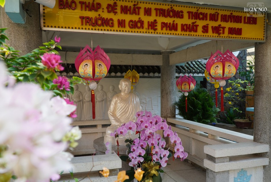 Tháp tưởng niệm Ni trưởng Huỳnh Liên trong khuôn viên tịnh xá Ngọc Phương