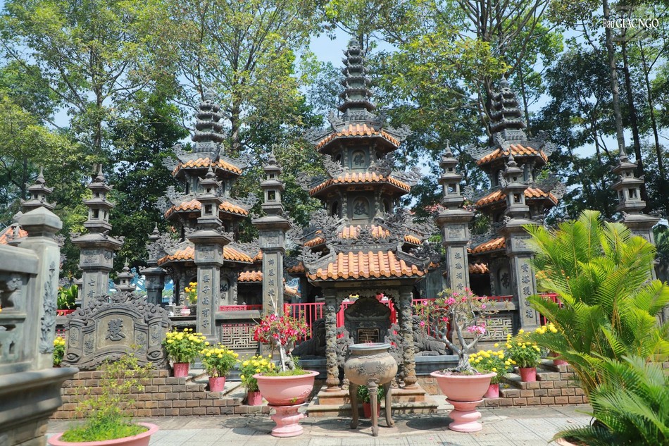 Ngoài ra, trong tịnh địa sau chùa (nơi ngôi chùa Bửu Thạnh xưa tọa lạc) vẫn còn 5 ngôi tháp cổ bằng đá ong của các đời trụ trì chùa trước kia