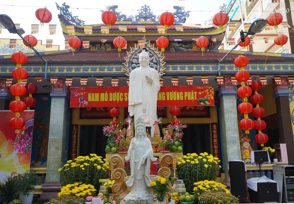 Chùa Linh Sơn Hải Hội tọa lạc tại 13/81 Phan Huy Ích, P.14, Q.Gò Vấp. Năm 1931, quan tri phủ Lương Sơ Khai phát tâm muốn cất một ngôi chùa tại làng Bình Hòa, tỉnh Gia Ðịnh, đã cung thỉnh Hòa thượng Thích Bửu Ðăng đứng ra xây dựng và trụ trì ngôi bảo tự Hải Hội này. Năm 1941, Hòa thượng dời ngôi chùa Hải Hội lên làng An Hội - tổng Bình Trị Thượng, Gò Vấp. Ngôi chùa mới cũng lấy tên là Hải Hội, vừa rộng lớn khang trang, vừa có vườn tược đủ để tự túc kinh tế cho đời sống tu hành