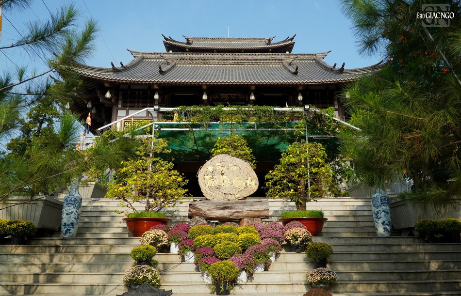 Tu viện Khánh An (1055/3D đường Võ Thị Thừa, QL1A, Q.12) là di tích lịch sử cấp Thành phố theo quyết định số 3269/QĐ-UBND 27-7-2007, là cơ sở cách mạng trong thời kỳ kháng chiến chống Pháp