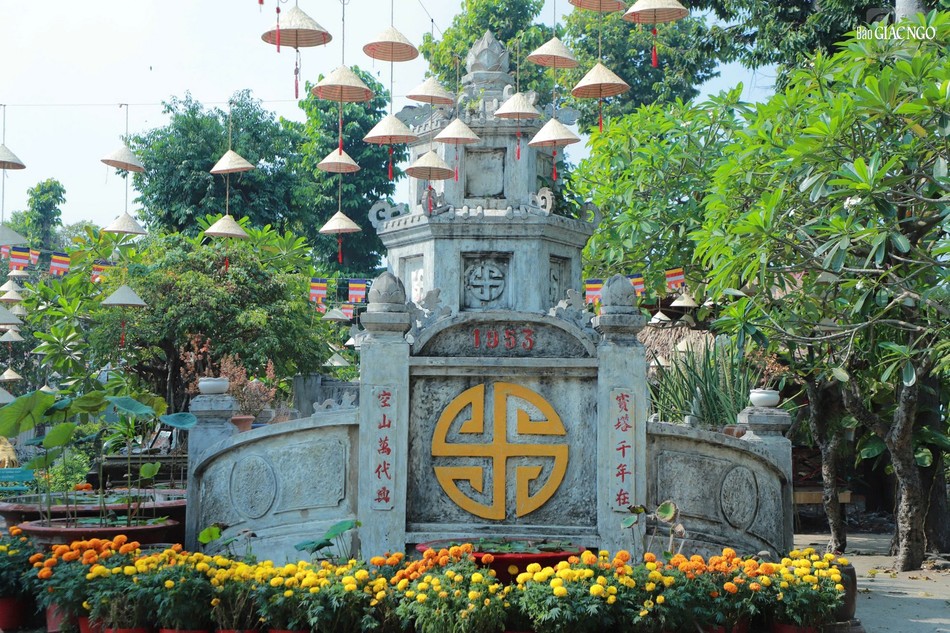 Chùa Phước Tường cũng như các chùa ở Nam Bộ đều bày trí theo công thức “tiền Phật hậu Tổ”, chùa có 53 pho tượng, 13 bức hoành phi, câu đối và nhiều bao lam, thần vọng, bài vị