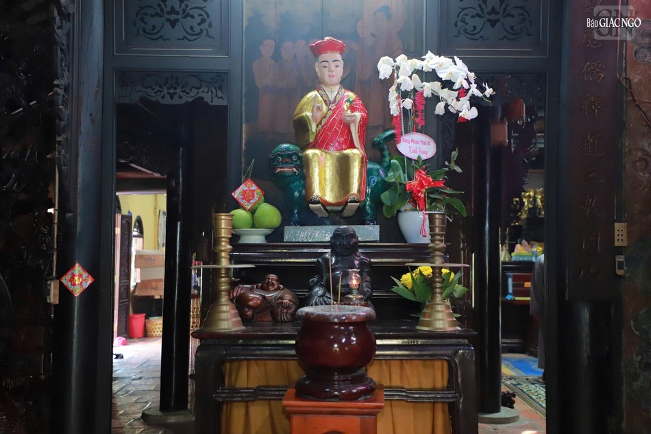 Chùa Phước Tường tọa lạc trên khu đất khá rộng, bao phủ bởi nhiều cây cổ thụ xanh mát. Trong khuôn viên chùa có nhiều tượng Phật và điện thờ