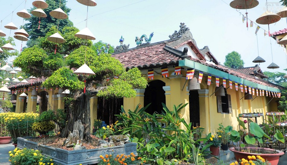 Chùa Phước Tường tọa lạc trên đường 102, Khu phố 7, P.Tăng Nhơn Phú A, TP.Thủ Đức, TP.HCM. Chùa do thiền sư Linh Quang - Phật Chiếu (1736-1788), đời thứ 35 thiền phái Lâm Tế khai sơn vào năm 1741. Đến năm Giáp Ngọ (1834) đời Minh Mạng, trụ trì đời thứ tư là Hòa thượng Từ Minh, dời chùa đến địa điểm hiện nay, tái thiết quy mô