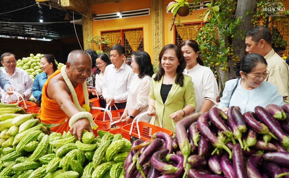 Hòa thượng Danh Lung chia sẻ về siêu thị rau củ 0 đồng ở chùa Candaransi với đại diện chính quyền Hòa thượng Danh Lung chia sẻ về siêu thị rau củ 0 đồng ở chùa Candaransi với đại diện chính quyền
