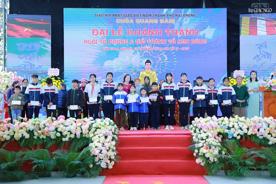 Ban Tổ chức trao tặng 40 phần quà đến người dân và các em học sinh