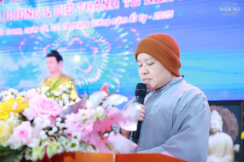 Ni sư Thích Tâm Chính phát biểu khai mạc