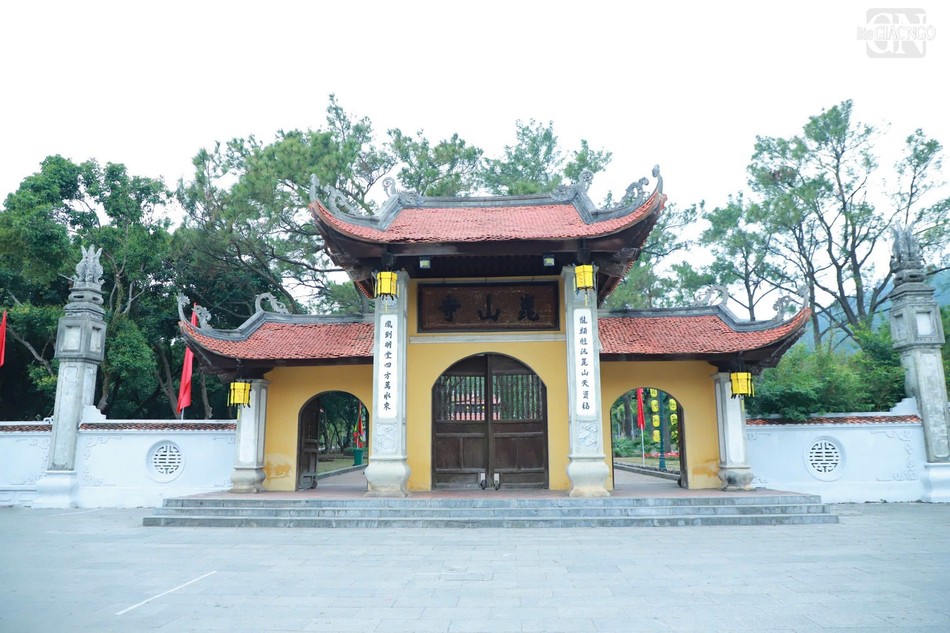 Chùa Côn Sơn (còn gọi là Thiên Tư Phúc tự) tọa lạc ở ngọn núi Côn Sơn thuộc TP.Chí Linh, tỉnh Hải Dương