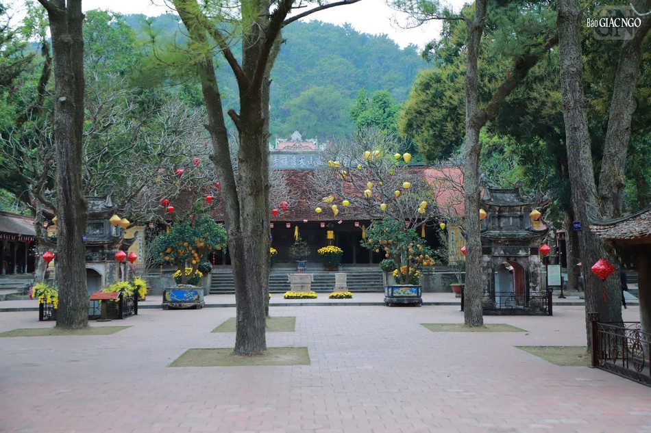 Chùa Côn Sơn xuất hiện trong rất nhiều các tác phẩm văn học chữ Hán từ thời Trần, đặc biệt là thơ