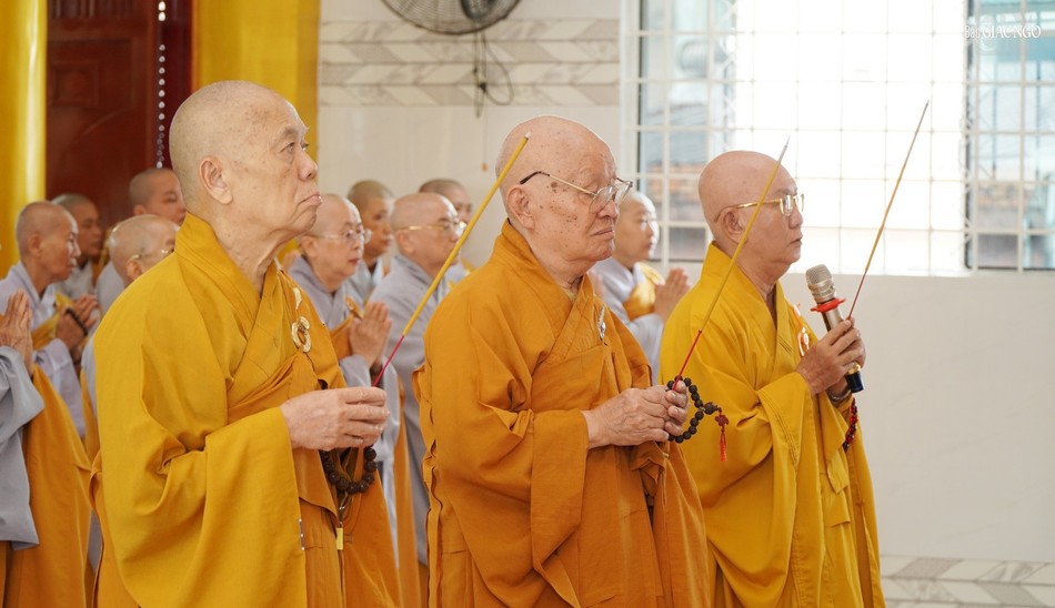 Chư tôn đức chứng minh niêm hương bạch Phật