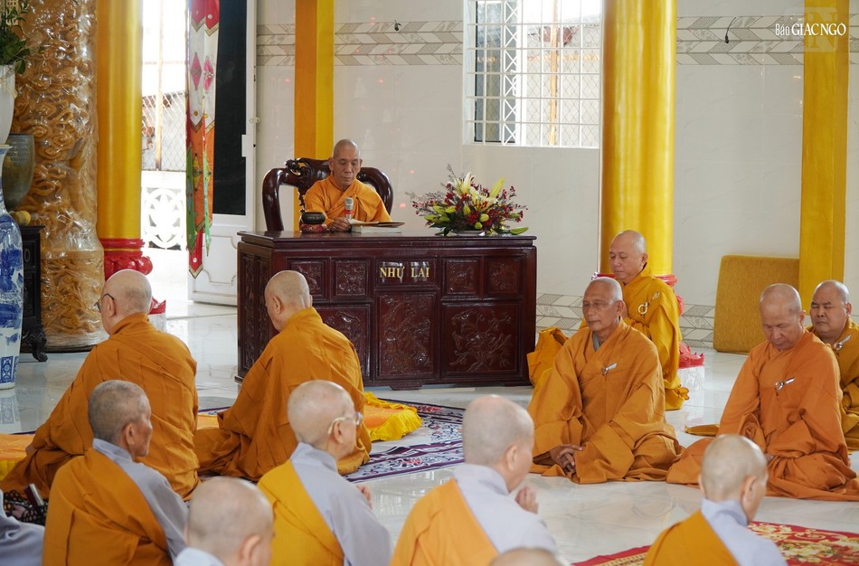 Thượng tọa Thích Giác Trí trùng tuyên giới Bồ-tát