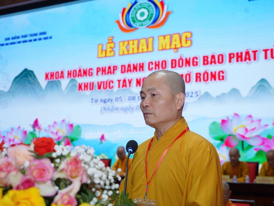 Thượng tọa Thích Minh Thuận, Trưởng Phân ban Hoằng pháp đồng bào dân tộc thiểu số, đồng Trưởng ban Tổ chức phát biểu cảm tạ Thượng tọa Thích Minh Thuận, Trưởng Phân ban Hoằng pháp đồng bào dân tộc thiểu số, đồng Trưởng ban Tổ chức phát biểu cảm tạ