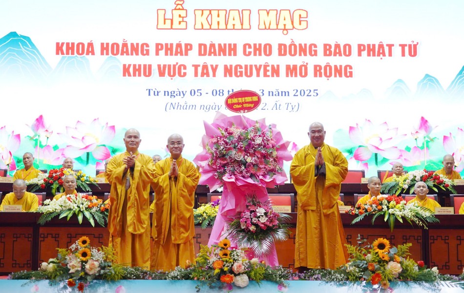 Thượng tọa Thích Phước Nguyên trao lẵng hoa chúc mừng của Hội đồng Trị sự Thượng tọa Thích Phước Nguyên trao lẵng hoa chúc mừng của Hội đồng Trị sự