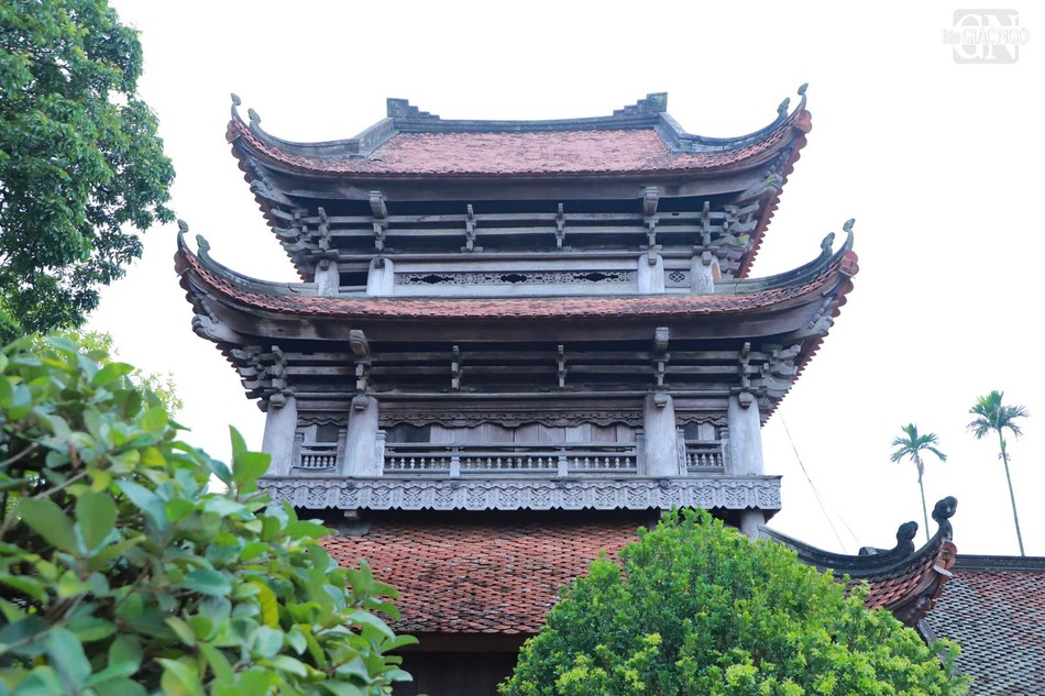 Gác chuông được dựng theo kiểu chồng diêm cổ các, 3 tầng 12 mái với kết cấu gần 100 đầu voi, tạo vẻ trầm mặc, thâm nghiêm và uy linh chốn linh thiêng