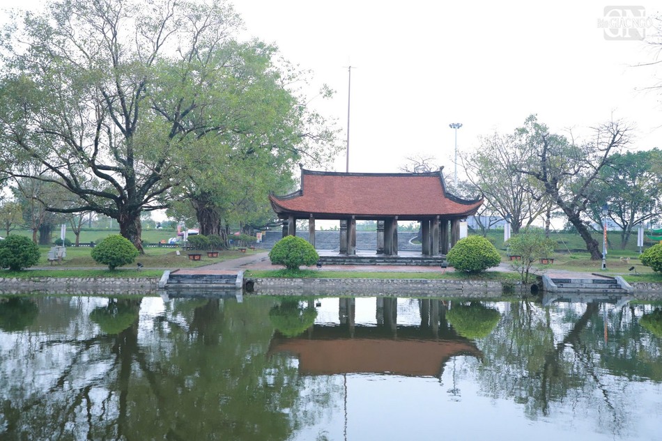 Nằm bên cạnh dòng sông Hồng đầy ắp phù sa, chùa Keo là một trong những công trình kiến trúc cổ tiêu biểu của Việt Nam